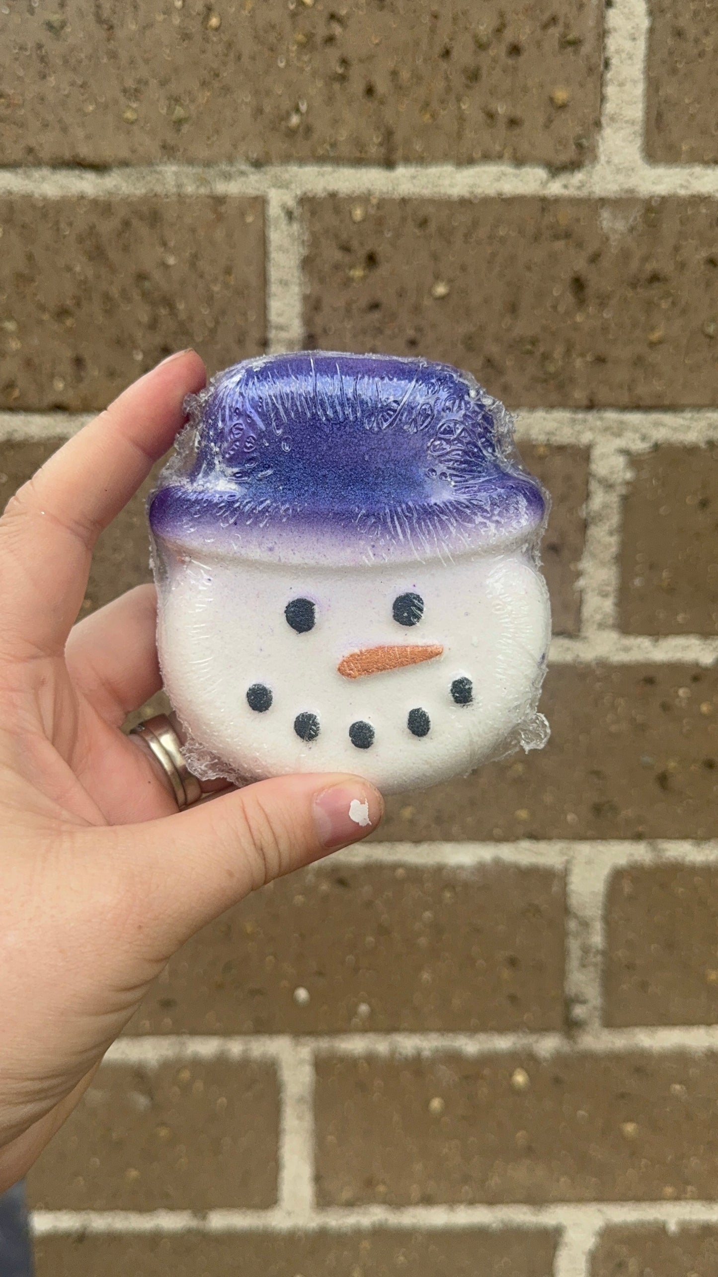 Snowman bathbomb